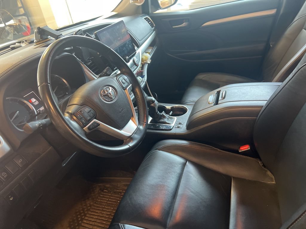 Used 2018 Toyota Highlander XLE AWD/4WD image 2