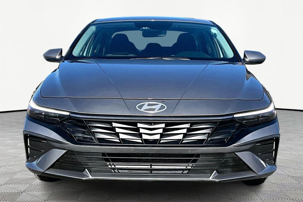 Used 2024 Hyundai Elantra SE image 3