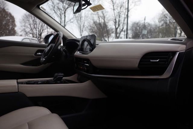 Used 2023 Nissan Rogue SV image 41