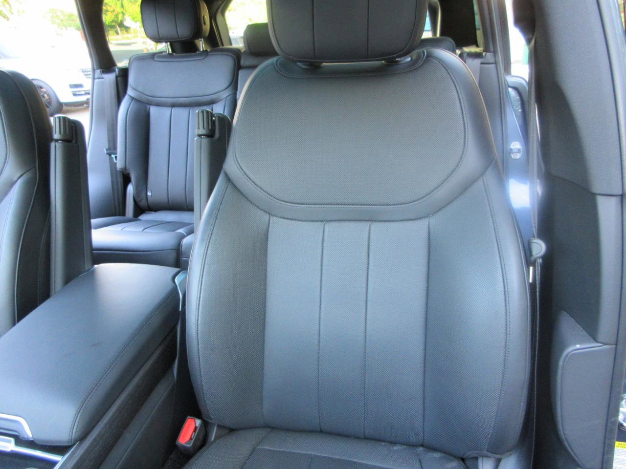 Used 2025 Land Rover Range Rover SE AWD/4WD image 14