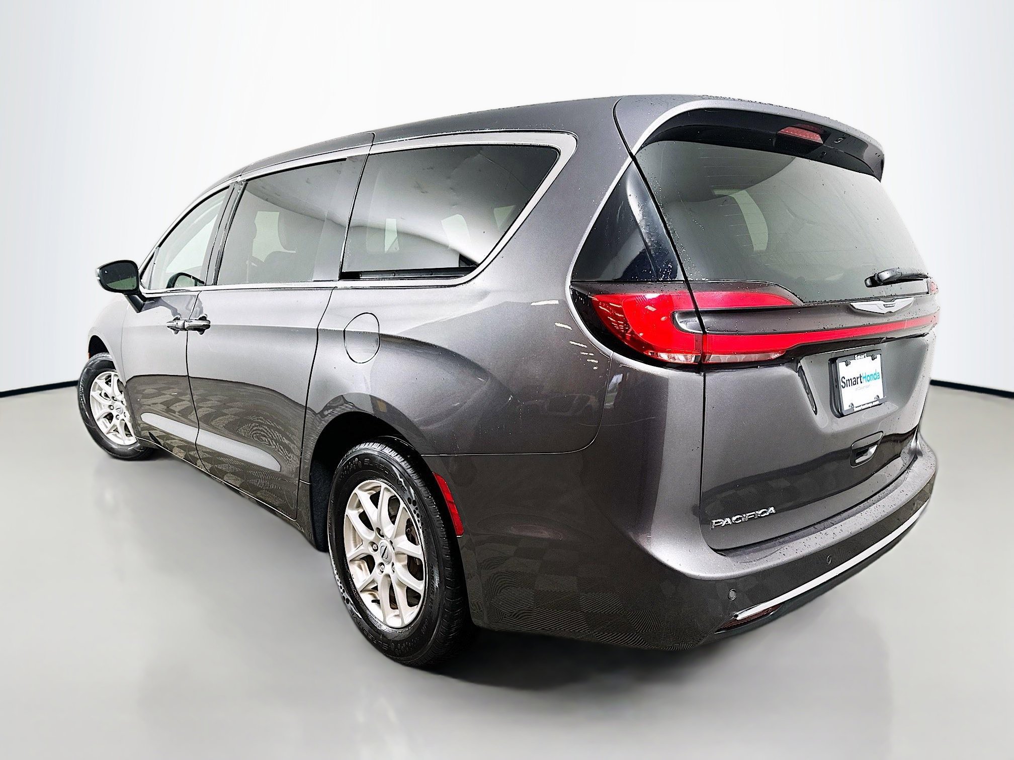 Used 2023 Chrysler Pacifica Touring-L FWD image 5