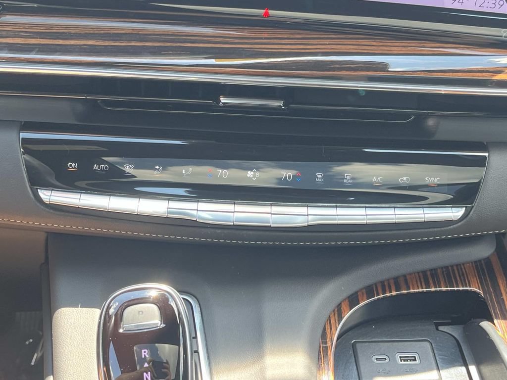 Certified 2024 Cadillac Escalade ESV Premium Luxury AWD/4WD image 38