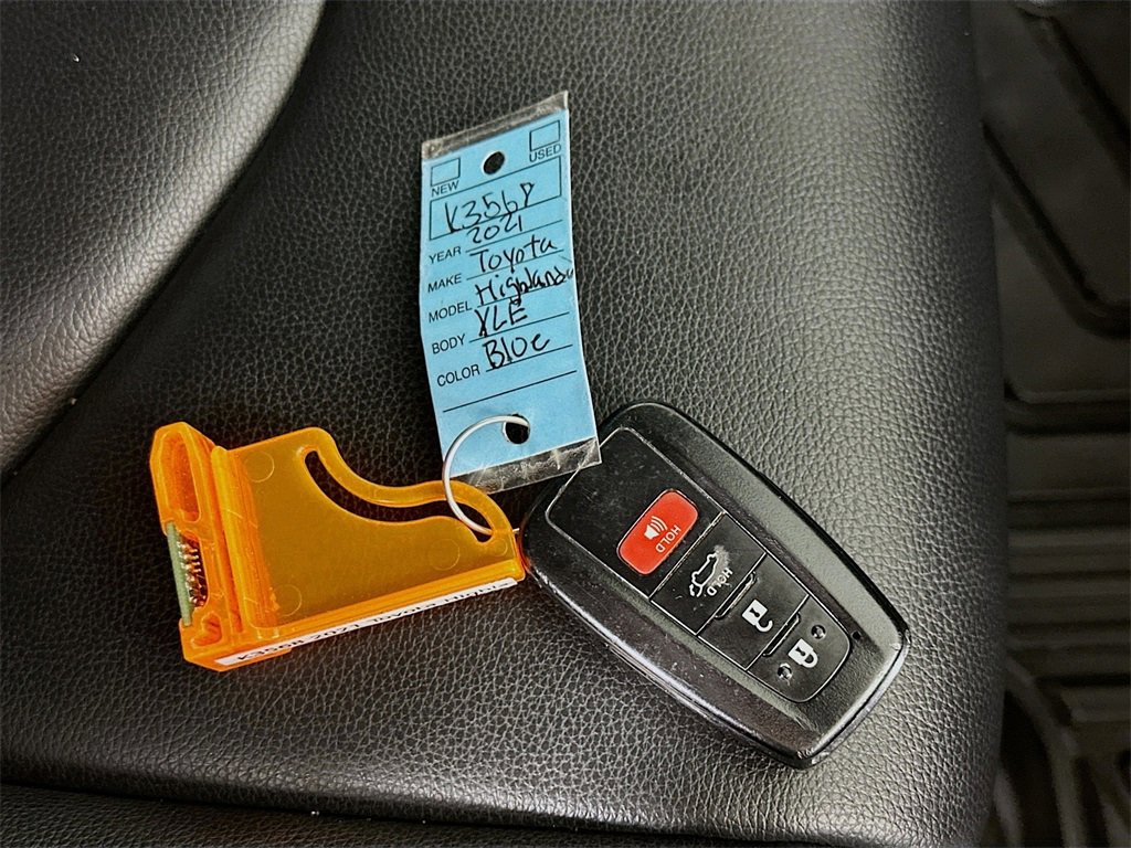 Used 2021 Toyota Highlander XLE image 37