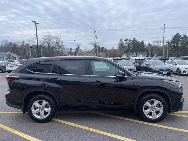 Used 2024 Toyota Highlander LE AWD/4WD image 4