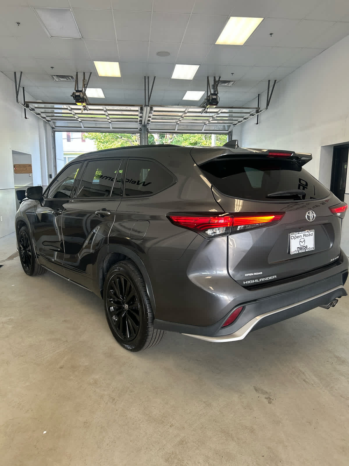 Used 2023 Toyota Highlander XSE AWD/4WD image 4