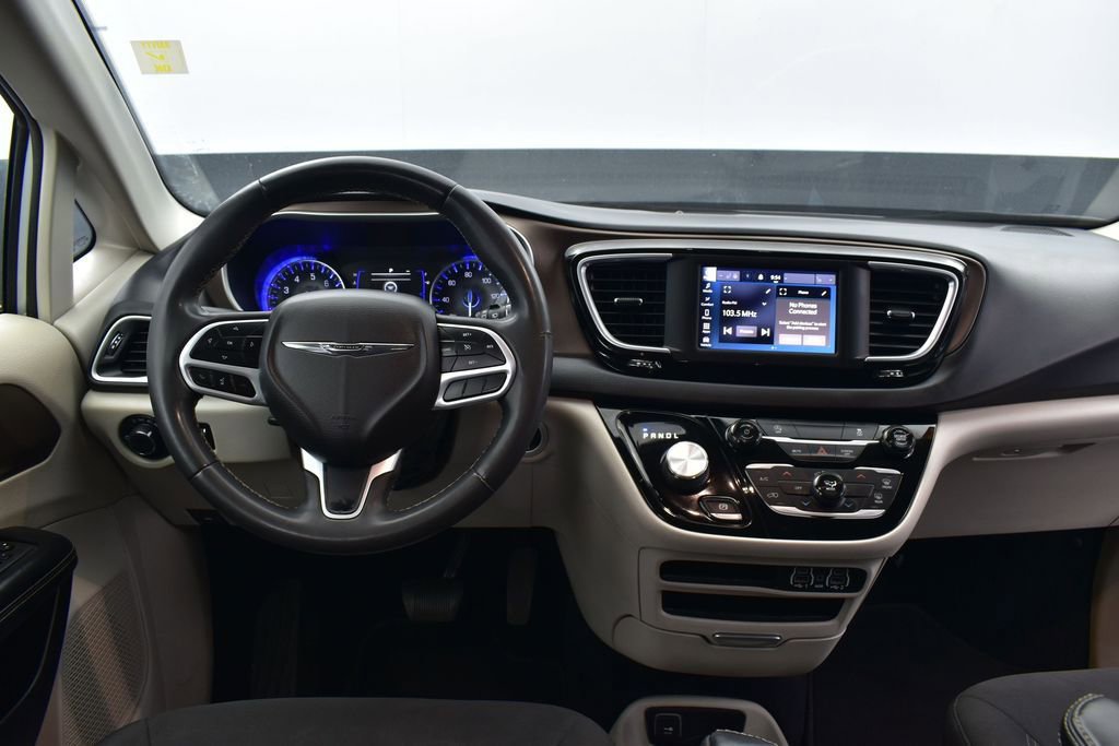 Used 2022 Chrysler Voyager LX FWD image 9
