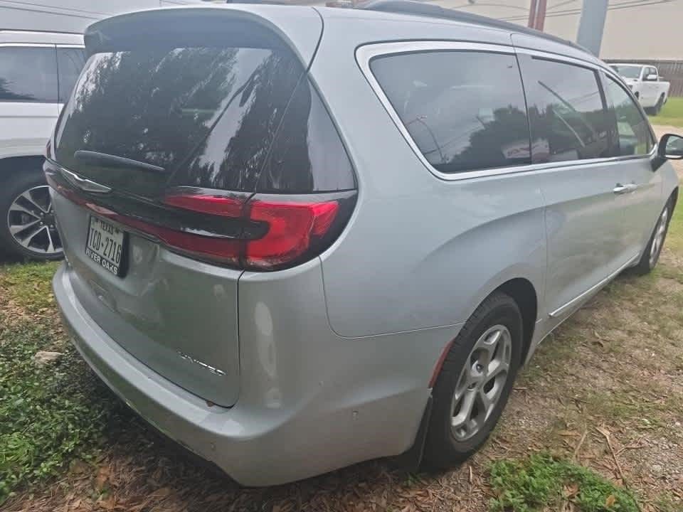 Used 2023 Chrysler Pacifica Limited w/ Uconnect Theater Family Group FWD image 4