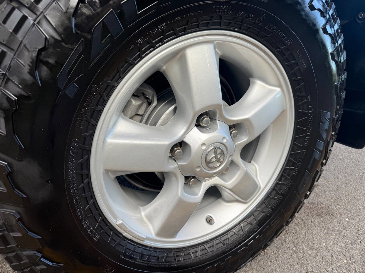 Used 2006 Toyota Land Cruiser image 32