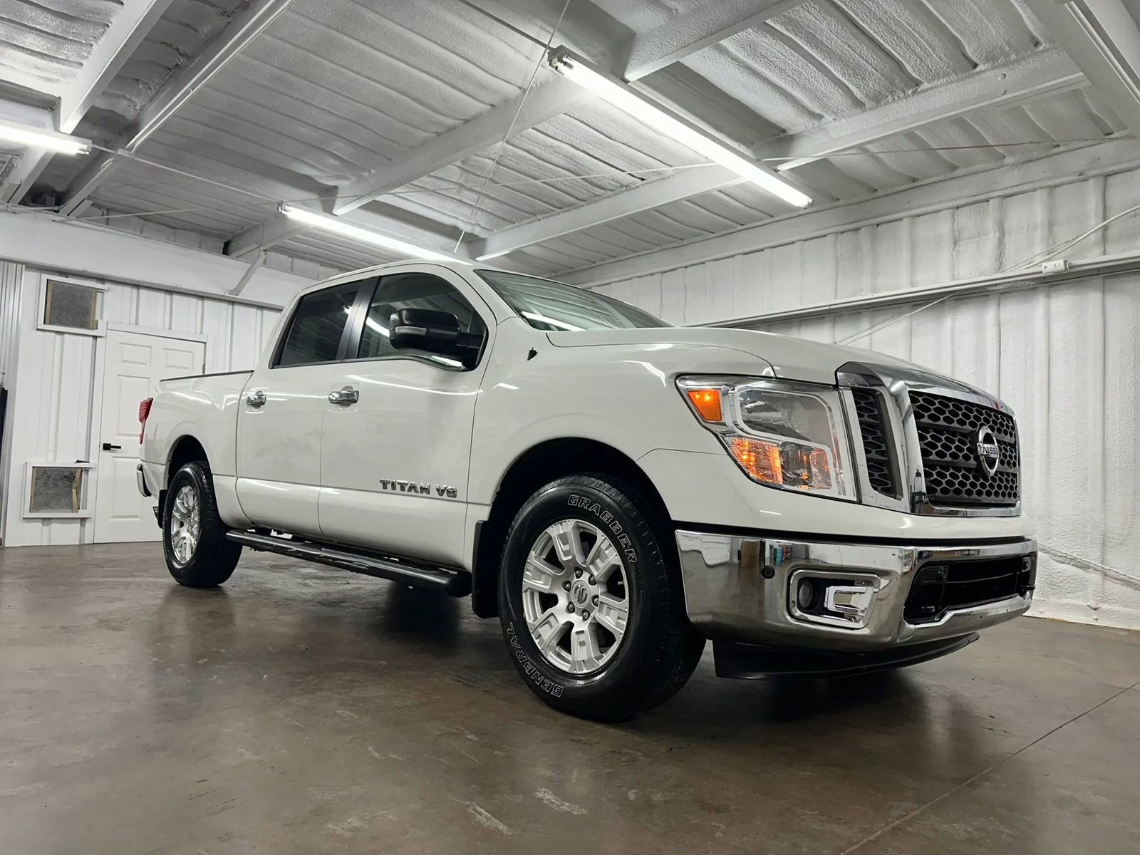 Used 2018 Nissan Titan SV w/ SV Convenience Package AWD/4WD image 2