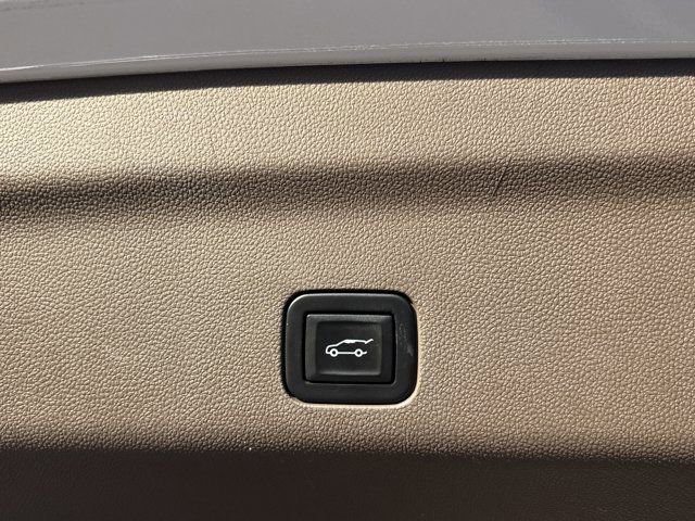 Used 2023 GMC Yukon XL Denali image 9