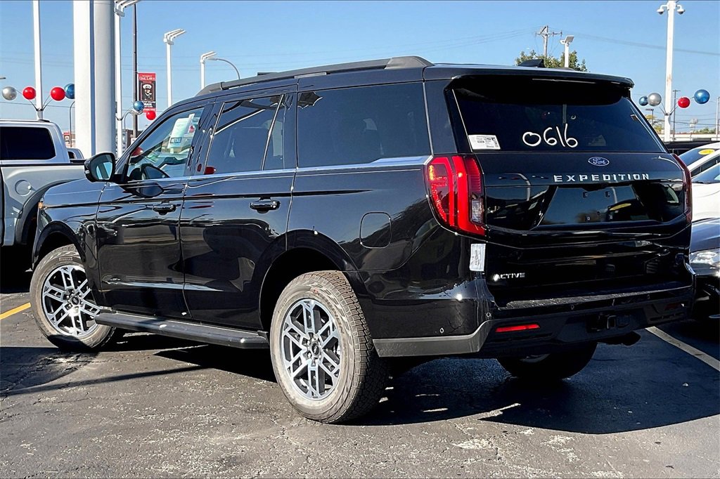 New 2025 Ford Expedition Active image 3