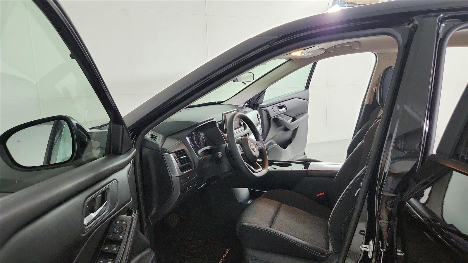 Used 2024 Nissan Rogue SV image 9