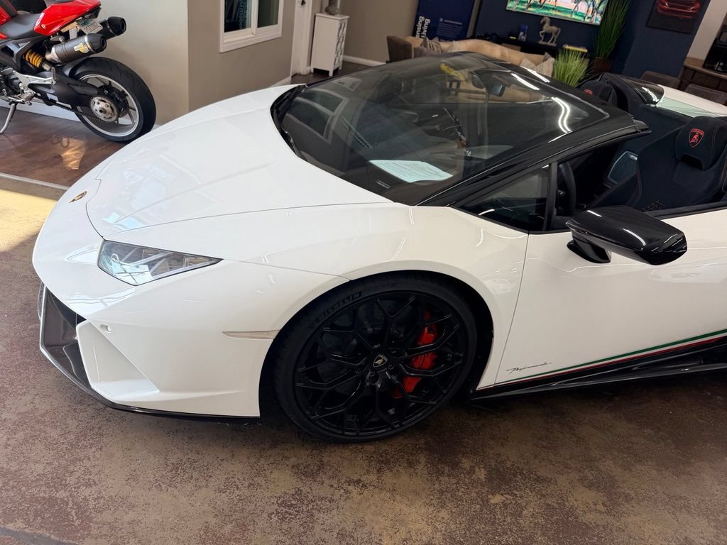 Used 2019 Lamborghini Huracan Performante AWD/4WD image 4