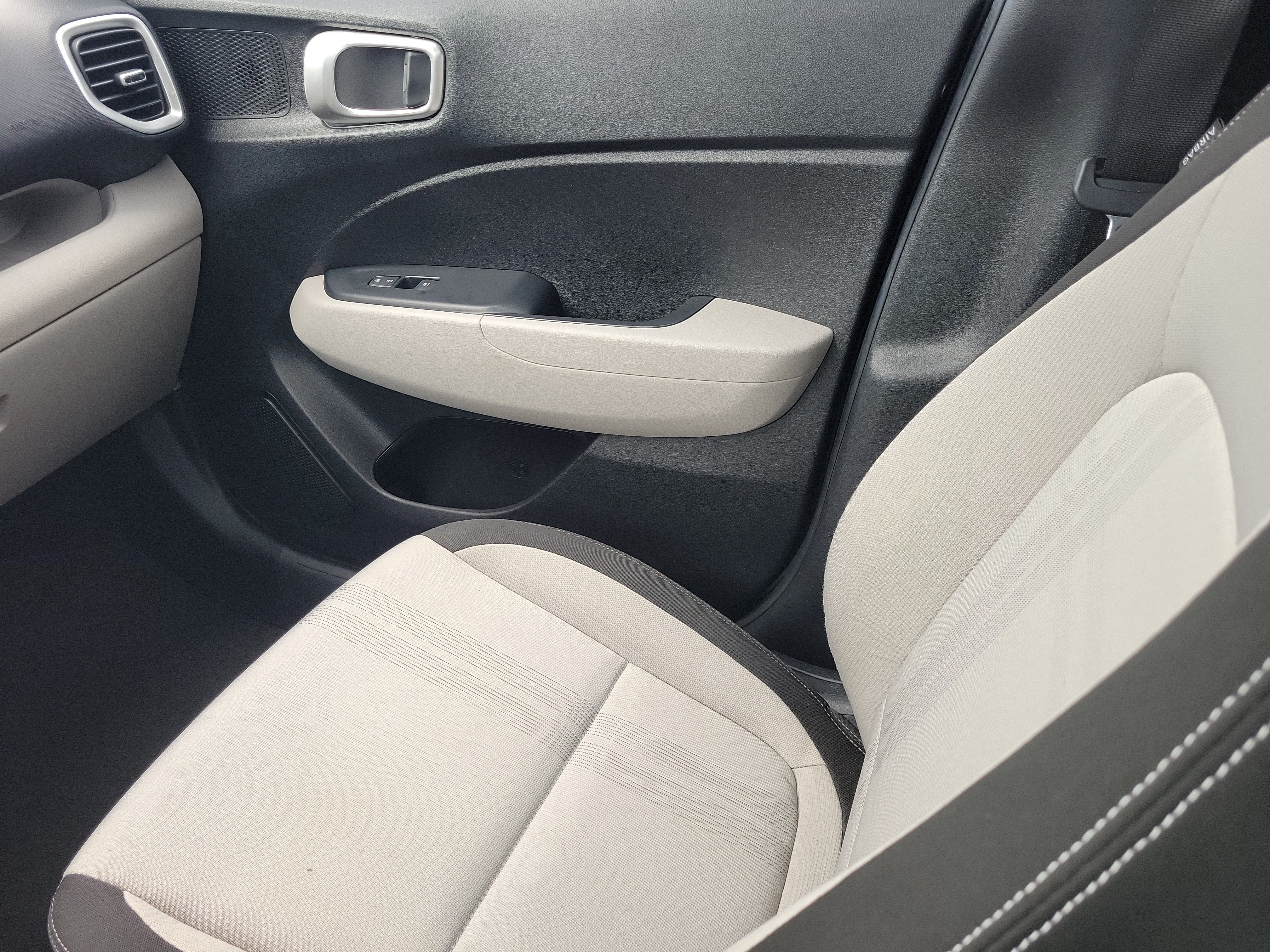 Used 2021 Hyundai Venue SEL FWD image 17