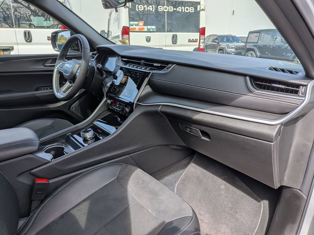 Used 2025 Jeep Grand Cherokee Altitude image 24