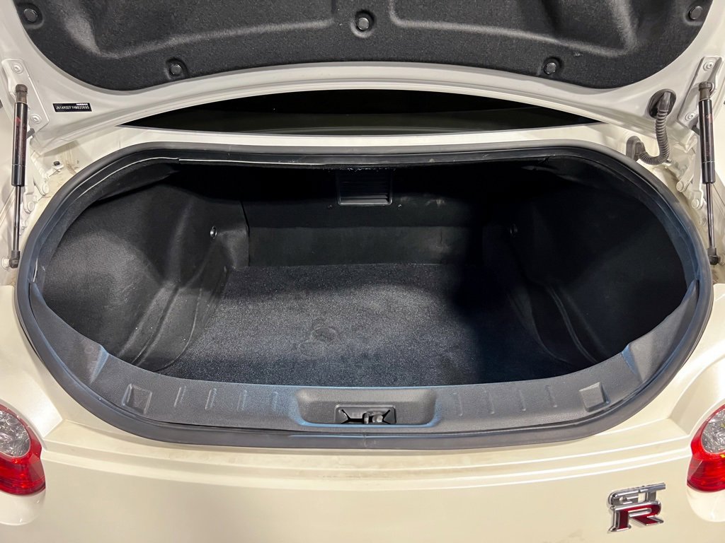 Used 2017 Nissan GT-R Premium image 17