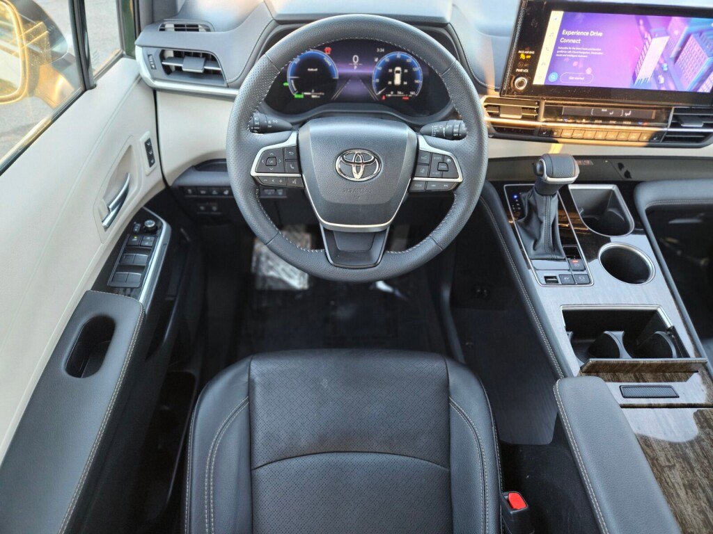 Used 2025 Toyota Sienna Platinum image 10