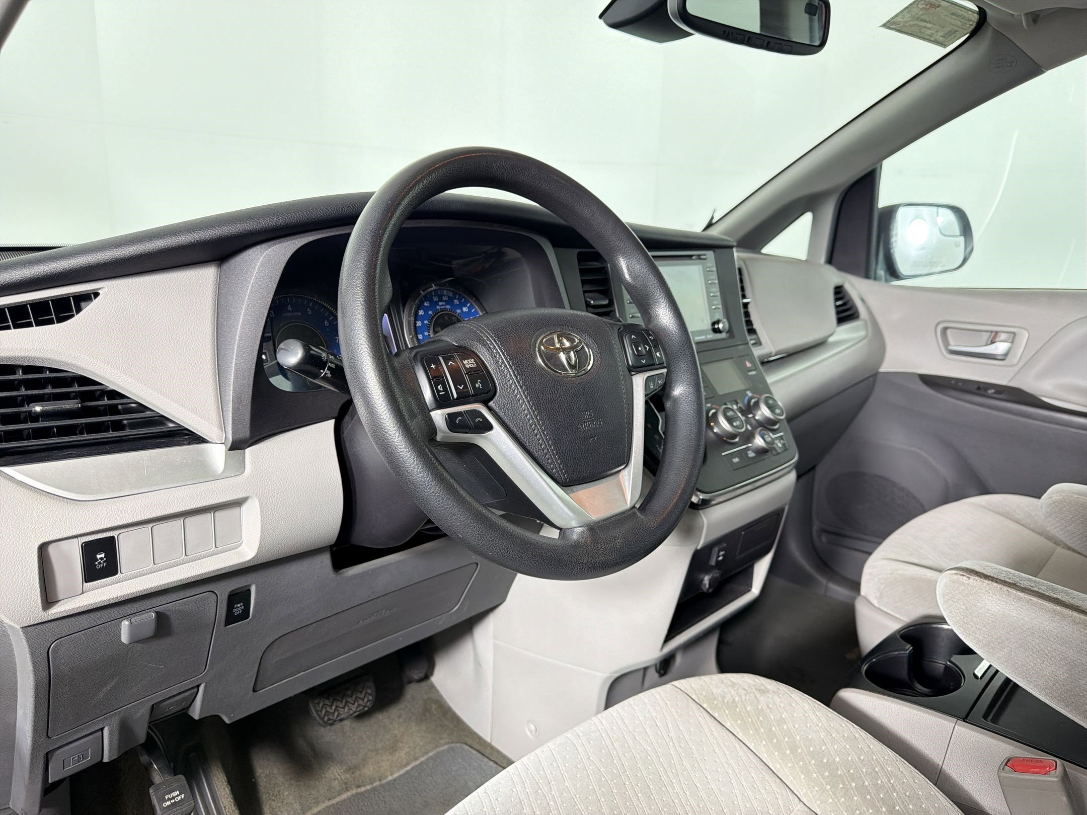 Used 2018 Toyota Sienna LE image 3