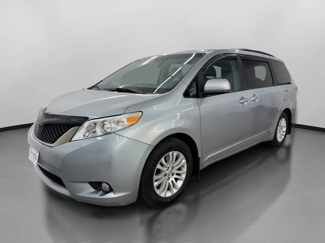 Used 2014 Toyota Sienna XLE image 4