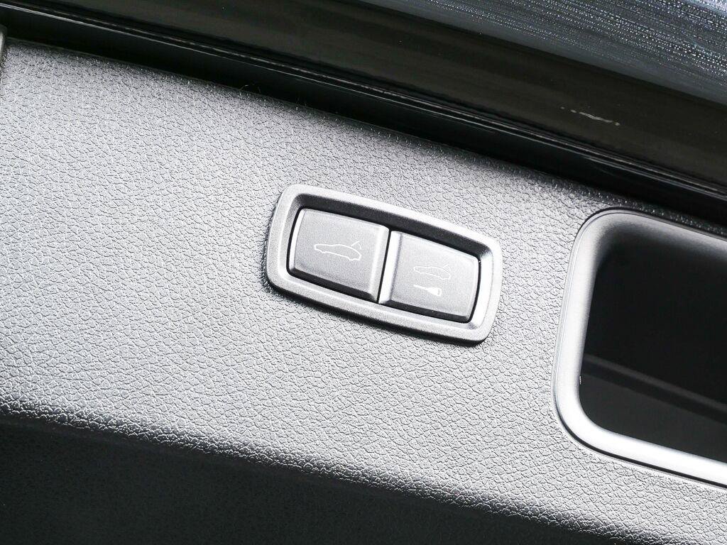 Certified 2026 Porsche Macan AWD/4WD image 32
