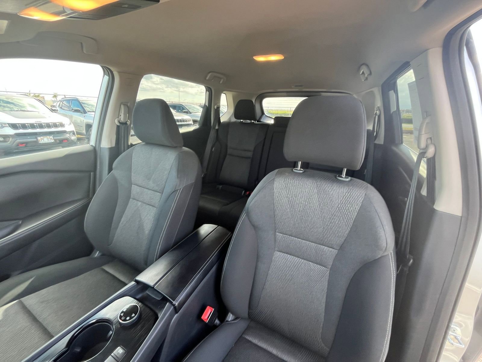 Used 2025 Nissan Rogue SV image 38