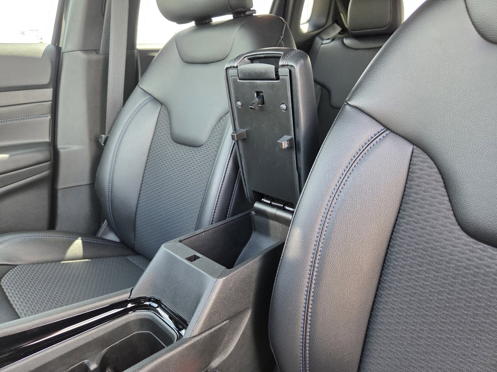 New 2026 Jeep Compass Latitude AWD/4WD image 28