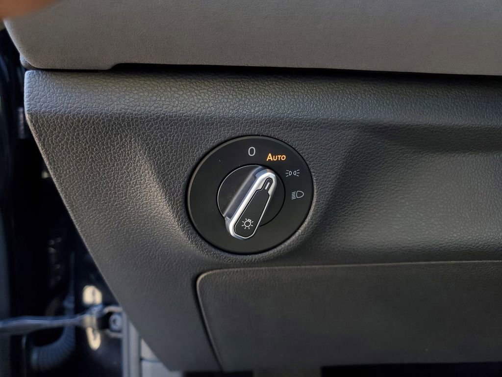 Used 2025 Volkswagen Jetta SE image 14