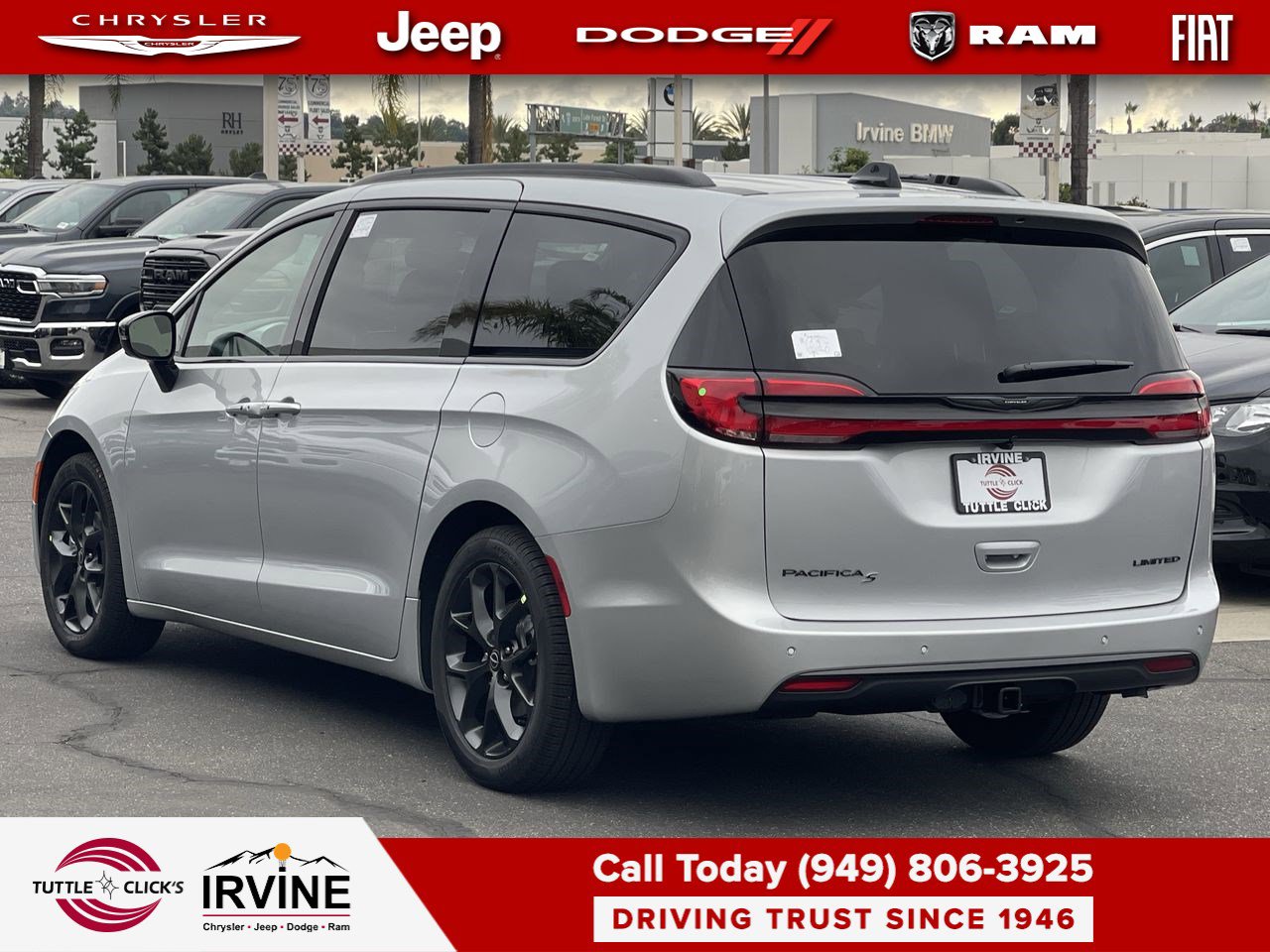 Used 2026 Chrysler Pacifica Limited w/ Uconnect Theater Family Group image 4
