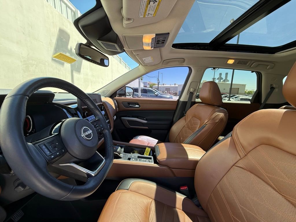 Used 2022 Nissan Pathfinder Platinum w/ Cargo Package image 5