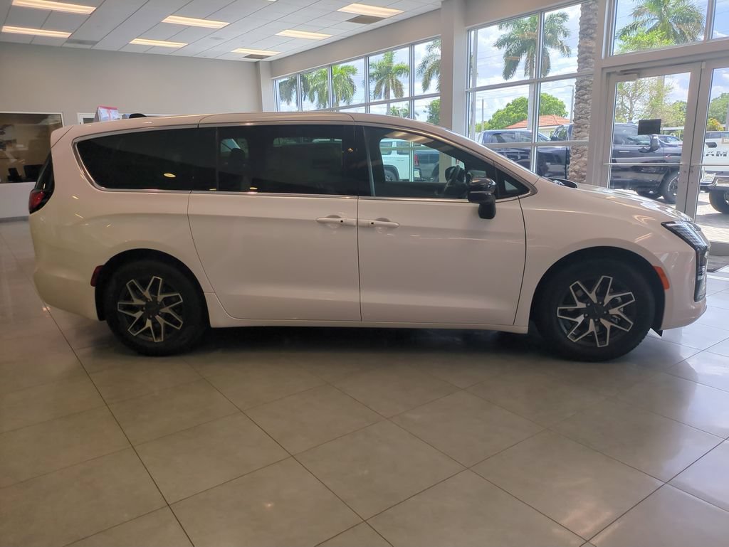 New 2027 Chrysler Pacifica Limited FWD image 4