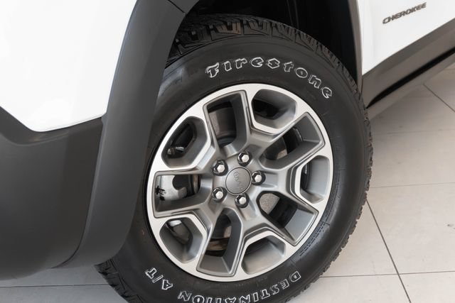 Used 2022 Jeep Cherokee Trailhawk AWD/4WD image 2