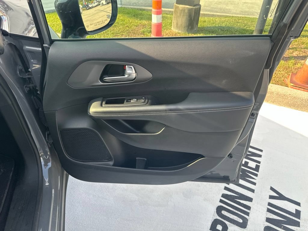 Used 2025 Chrysler Pacifica Select FWD image 34