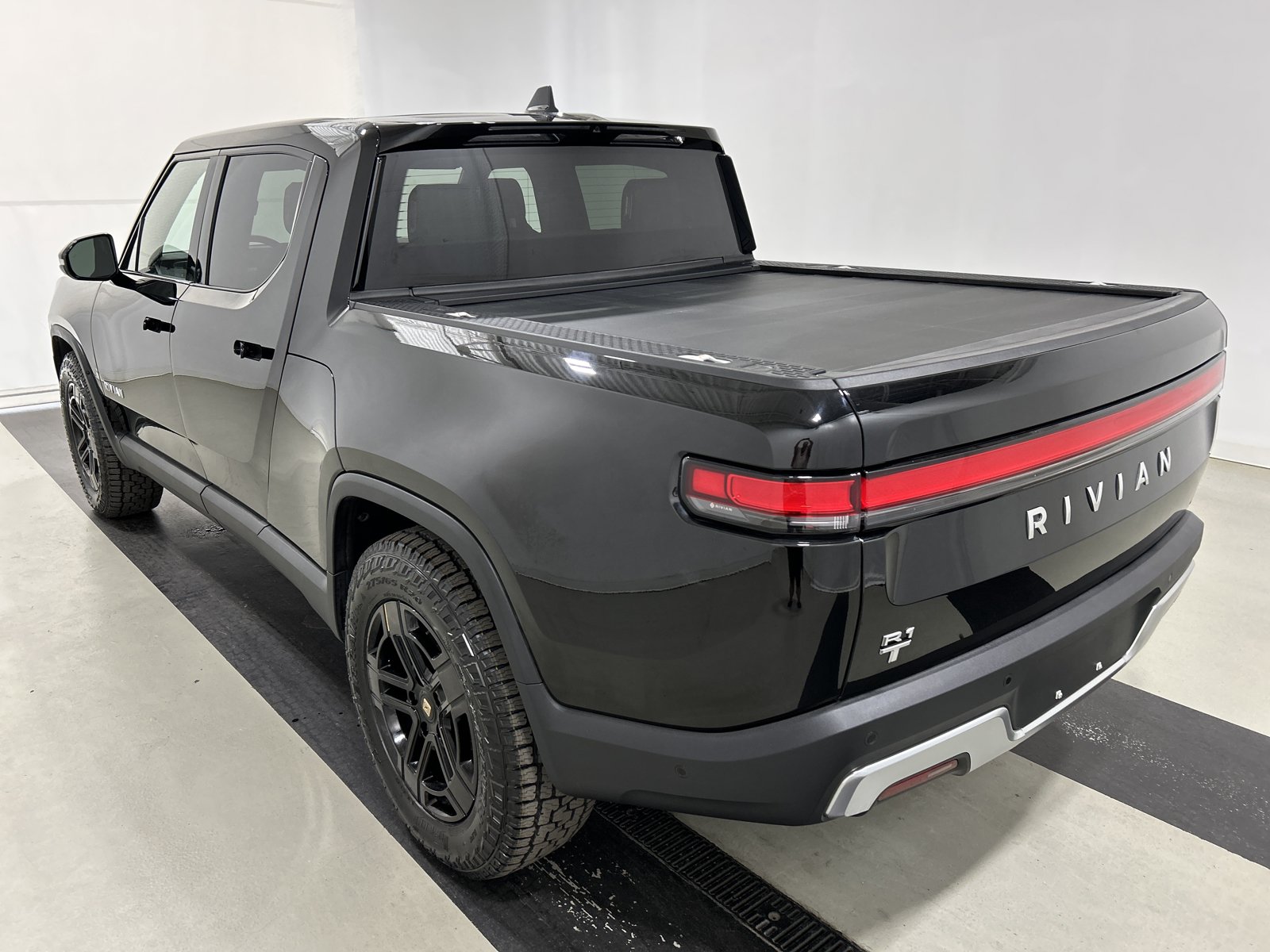Used 2024 Rivian R1T Adventure AWD/4WD image 3