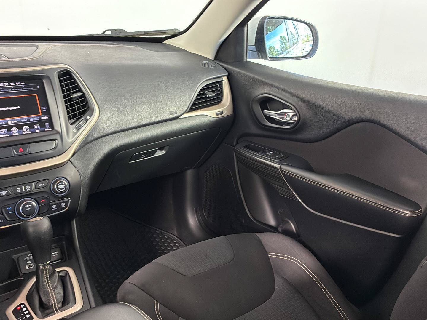 Used 2015 Jeep Cherokee Latitude w/ Cold Weather Group FWD image 18