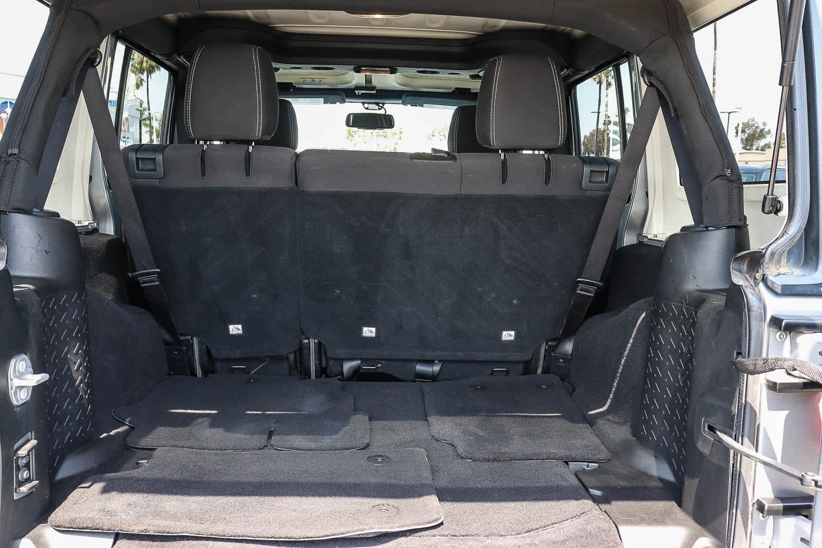 Used 2018 Jeep Wrangler Unlimited Sahara AWD/4WD image 25