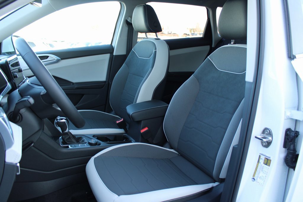 Certified 2025 Volkswagen Taos SE image 8