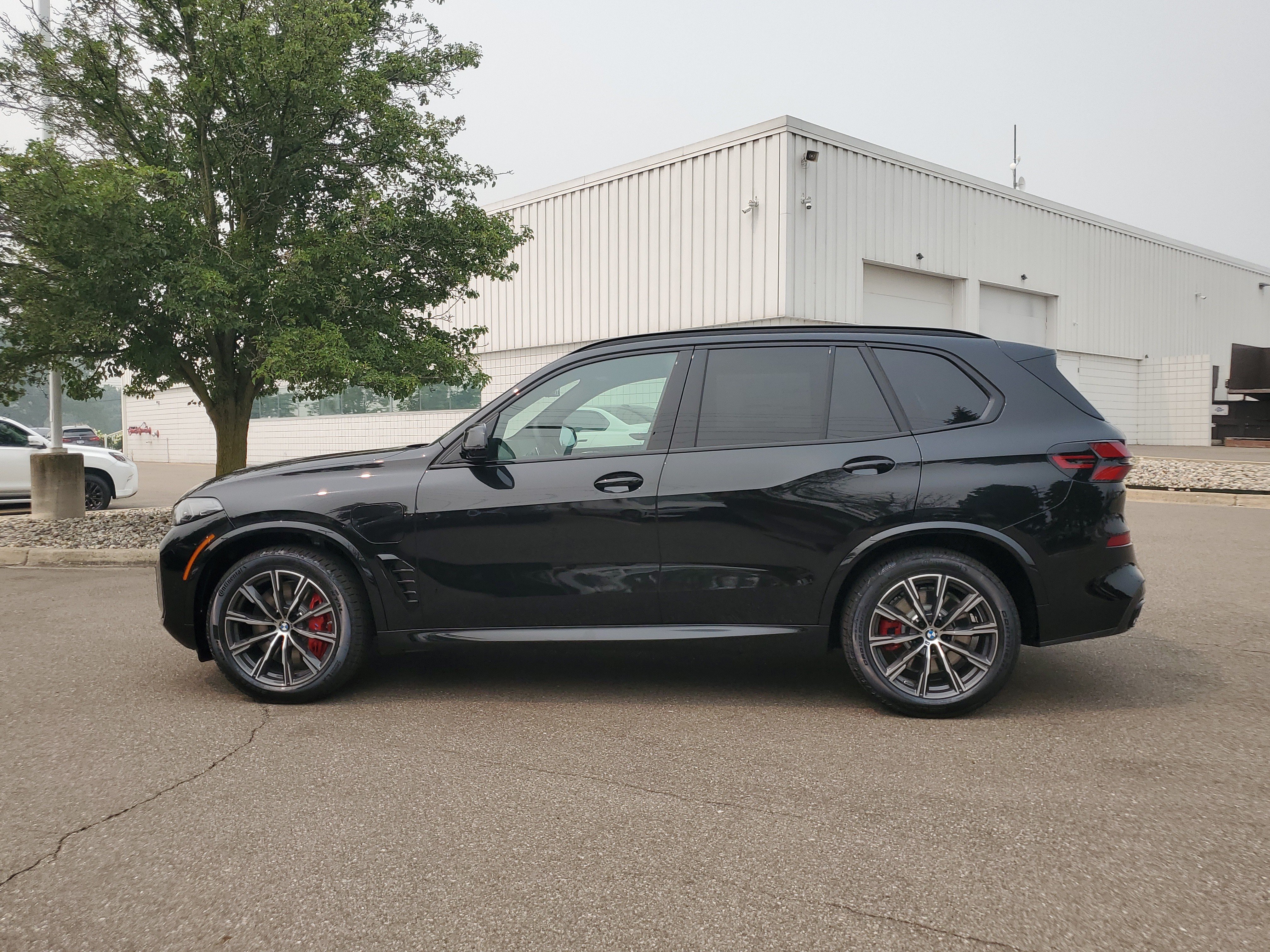 New 2026 BMW X5 xDrive50e w/ Executive Package AWD/4WD image 2