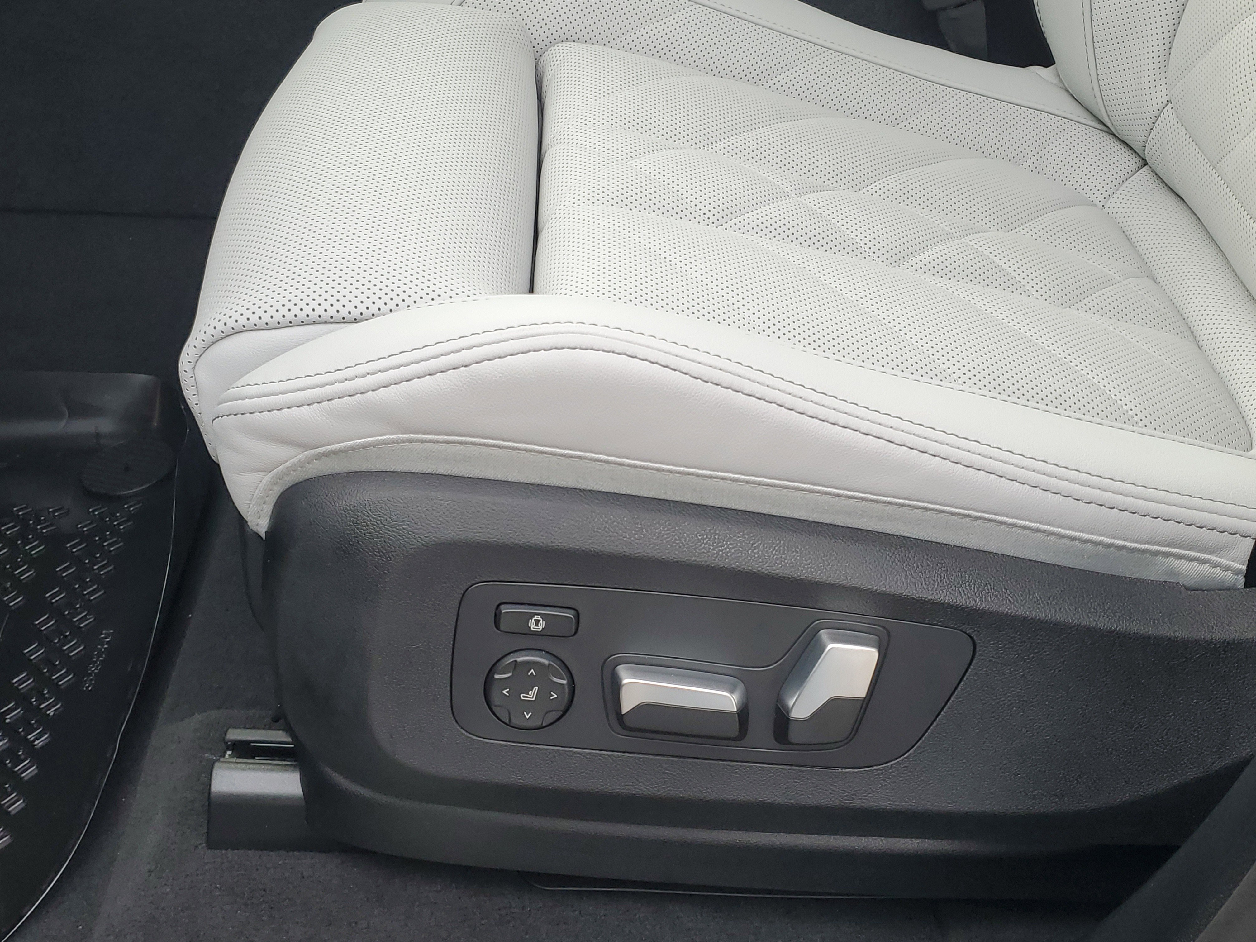 New 2026 BMW X5 xDrive50e image 9