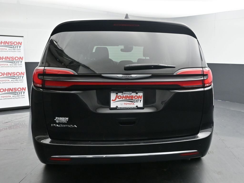 Used 2024 Chrysler Pacifica Touring-L image 8