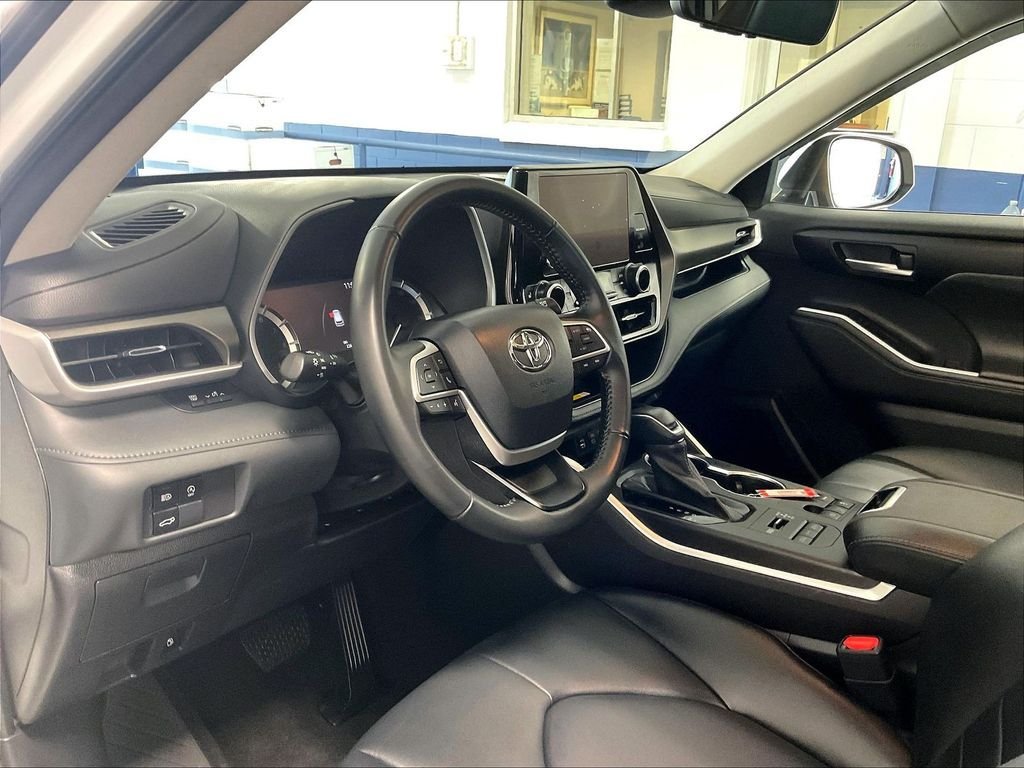 Used 2023 Toyota Highlander XLE AWD/4WD image 8