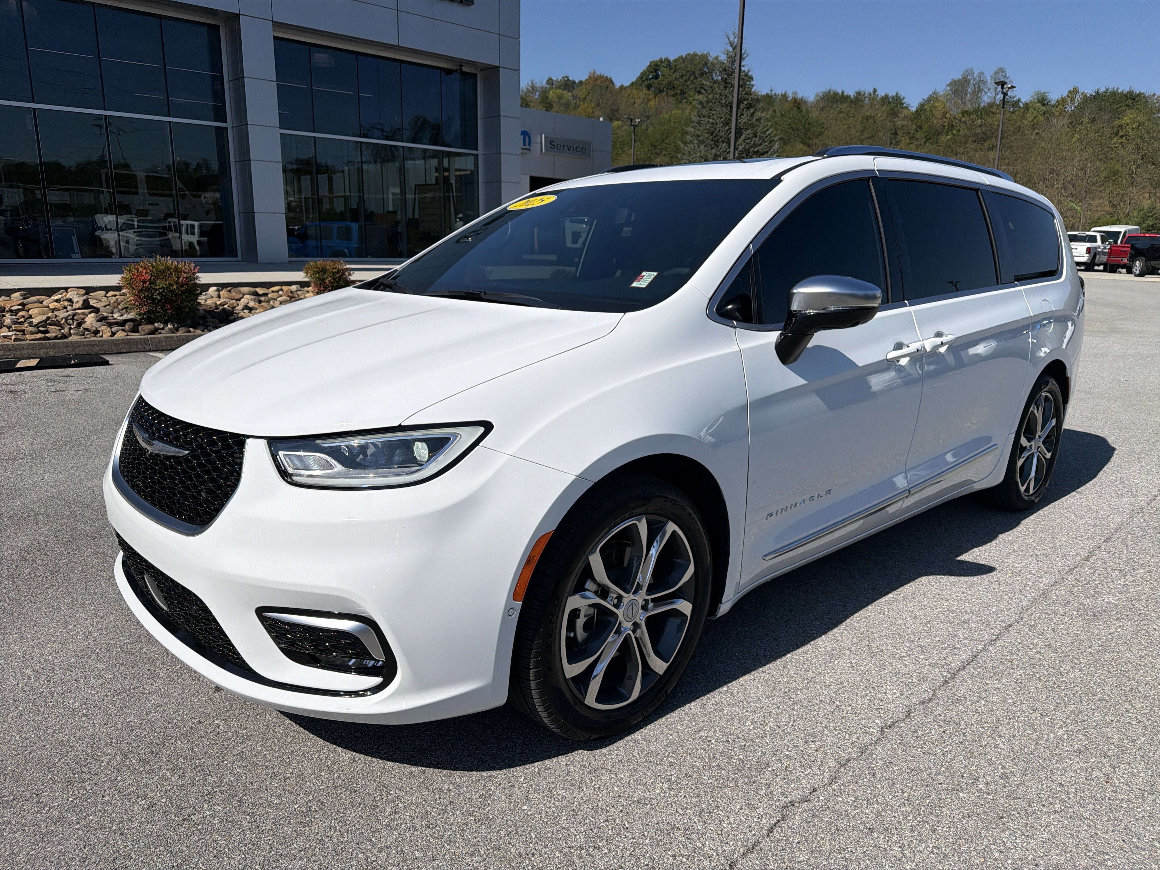 Used 2025 Chrysler Pacifica Pinnacle FWD image 2