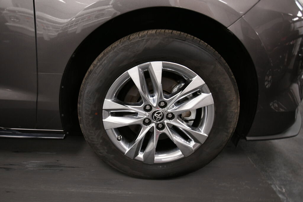 Used 2024 Toyota Sienna Limited image 32