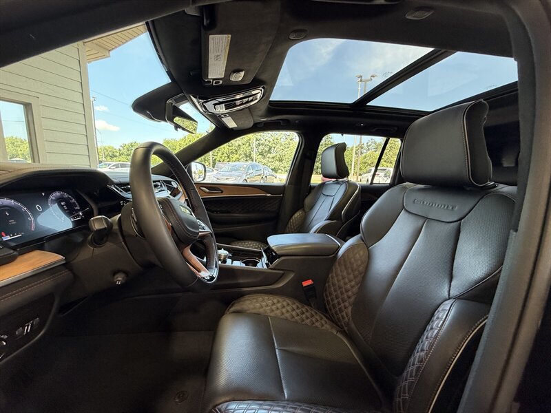 Used 2023 Jeep Grand Cherokee Summit AWD/4WD image 16