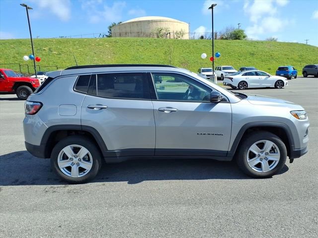 Used 2022 Jeep Compass Latitude w/ Convenience Group AWD/4WD image 3
