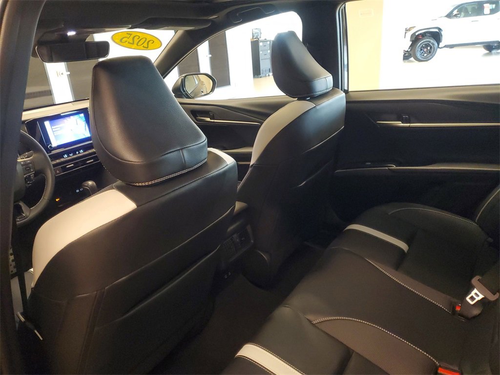 Used 2025 Toyota Camry SE w/ Convenience Package image 11