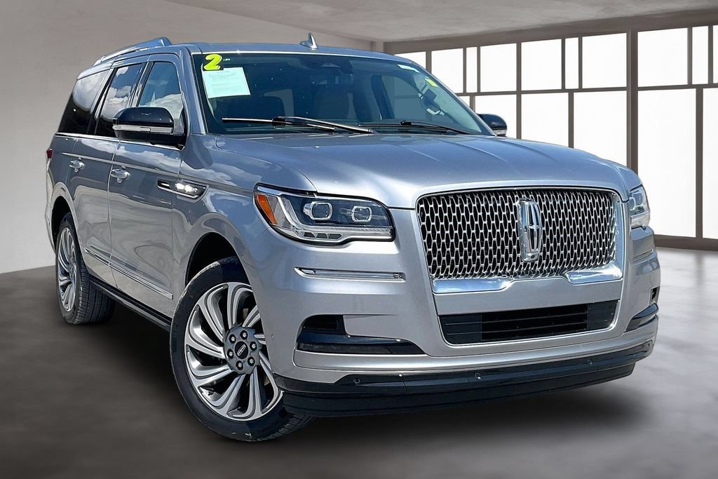 Used 2023 Lincoln Navigator 2WD image 3