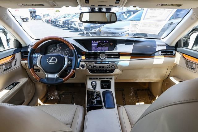 Used 2013 Lexus ES 300h w/ Luxury Pkg FWD image 14
