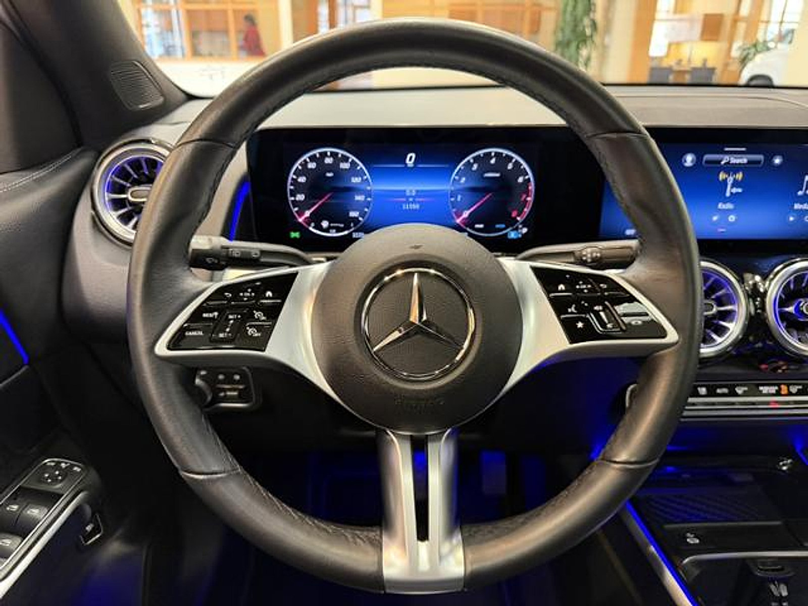 Used 2025 Mercedes-Benz GLB 250 image 12