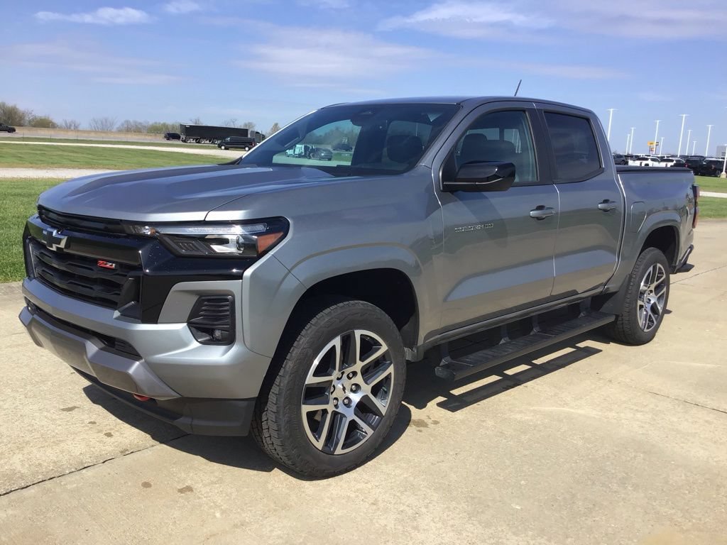 Used 2024 Chevrolet Colorado Z71 w/ Z71 Convenience Package 2 AWD/4WD image 3