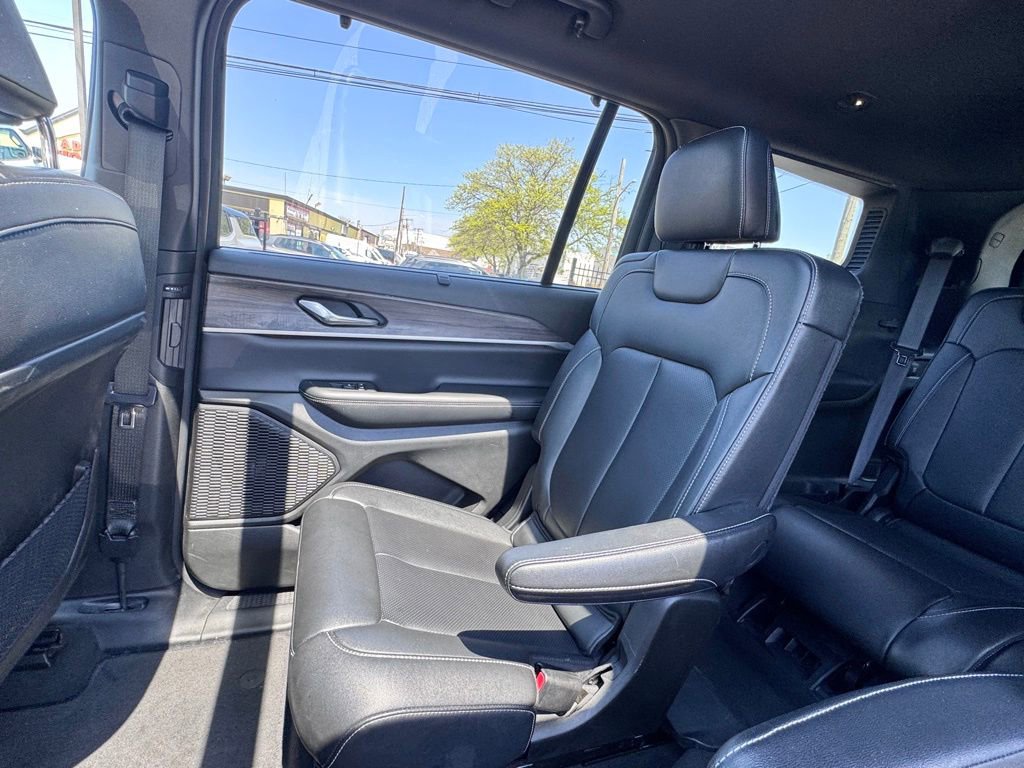 Used 2024 Jeep Grand Cherokee L Limited w/ Luxury Tech Group II AWD/4WD image 16